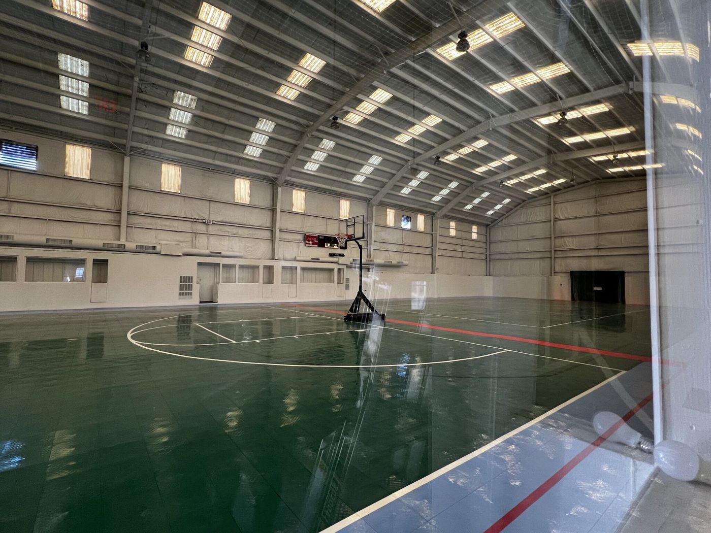 Full court seen through the viewing glass