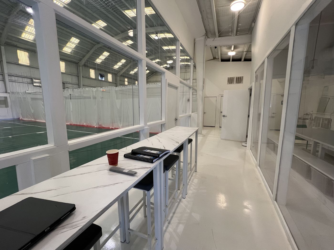 Viewing area along the glass